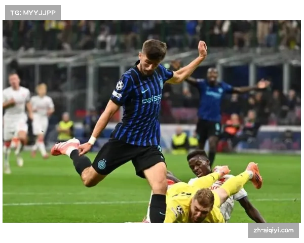 场边镜头:国米主帅因一次本方反击转换太慢而愤怒摔掉水瓶 场边镜头:国米主帅因一次本方反击转换太慢而愤怒摔掉水瓶